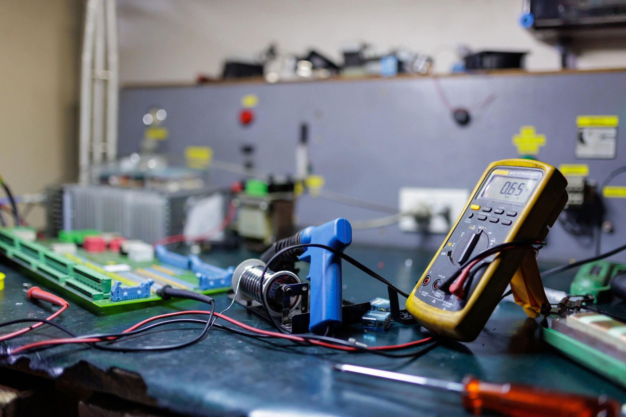 Technical workspace for computer hardware service and assembly