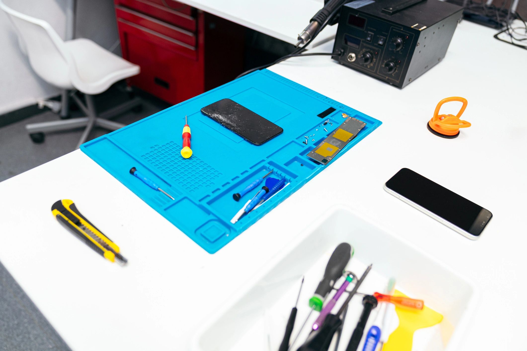 Technical workstation with electronics tools